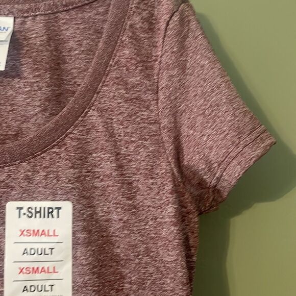 Women’s Gildan slim fit Tee color maroon - Picture 4 of 6